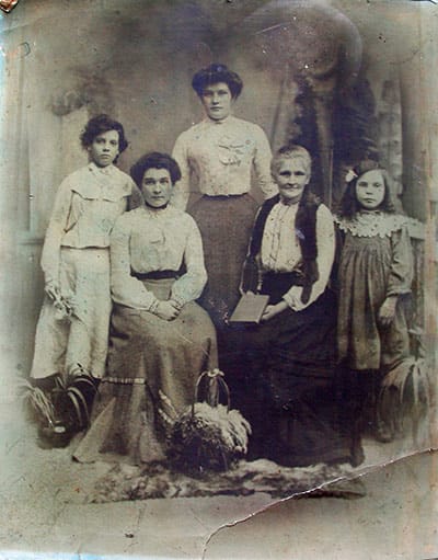 Sarah Thompson Taylor and daughters (Ada Florence far left)